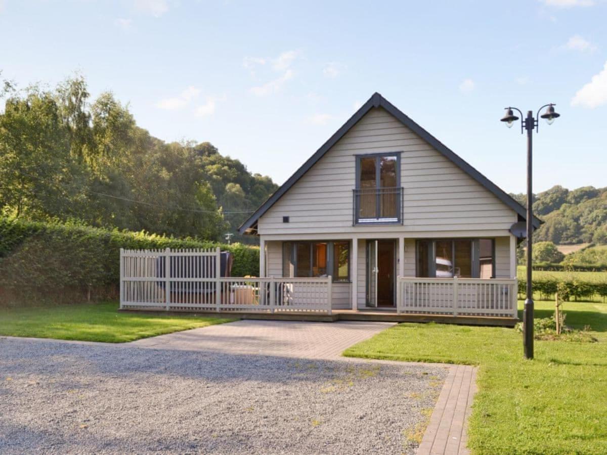 Vila Elm Escapes Knighton  Exteriér fotografie